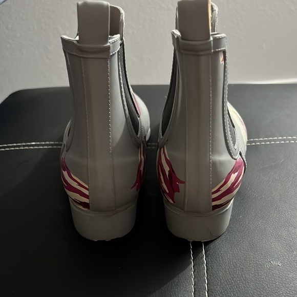 JustFab grey floral Rouela Rain Boot short size 8 - Picture 8 of 9